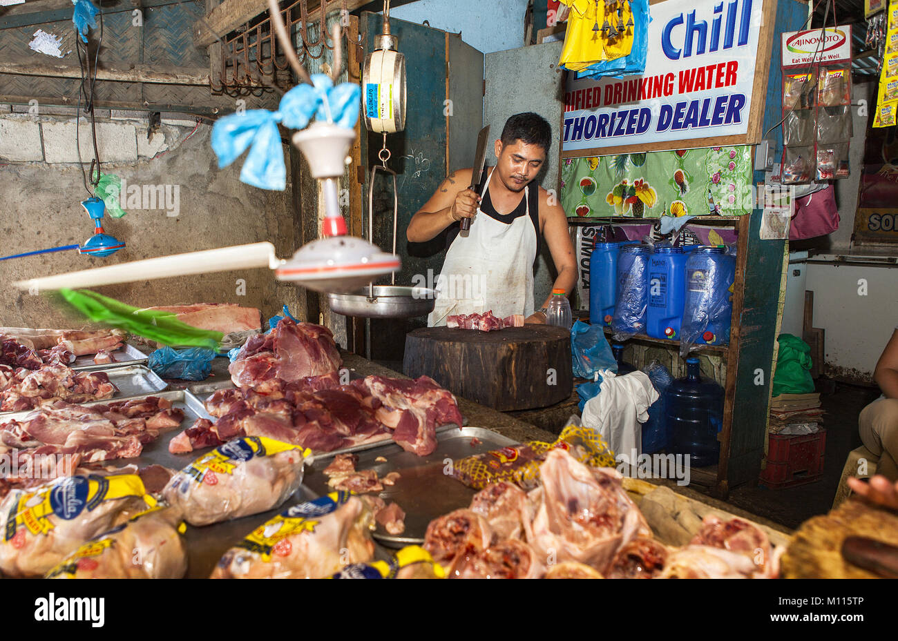 Une coupe de viande de porc cru prépare à vendre à son échoppe de marché public dans l'île de Luzon, Barretto, Philippines. Banque D'Images