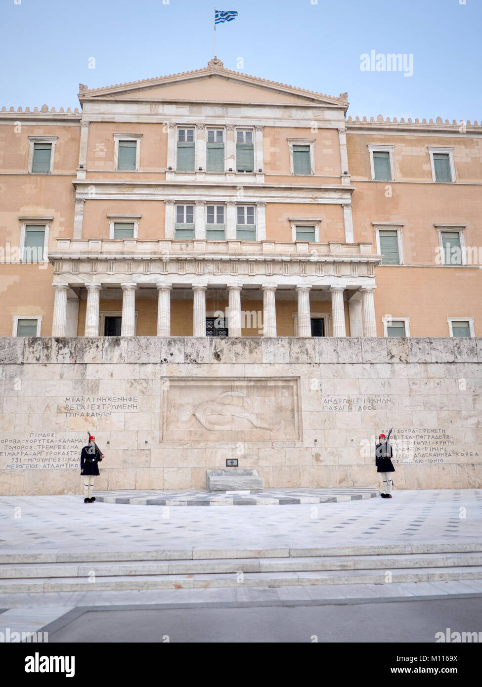 Athènes, Grèce - 26 mars 2016 : la garde présidentielle grecque appelée Tsoliades habillés en uniforme traditionnel au monument du Soldat inconnu je Banque D'Images