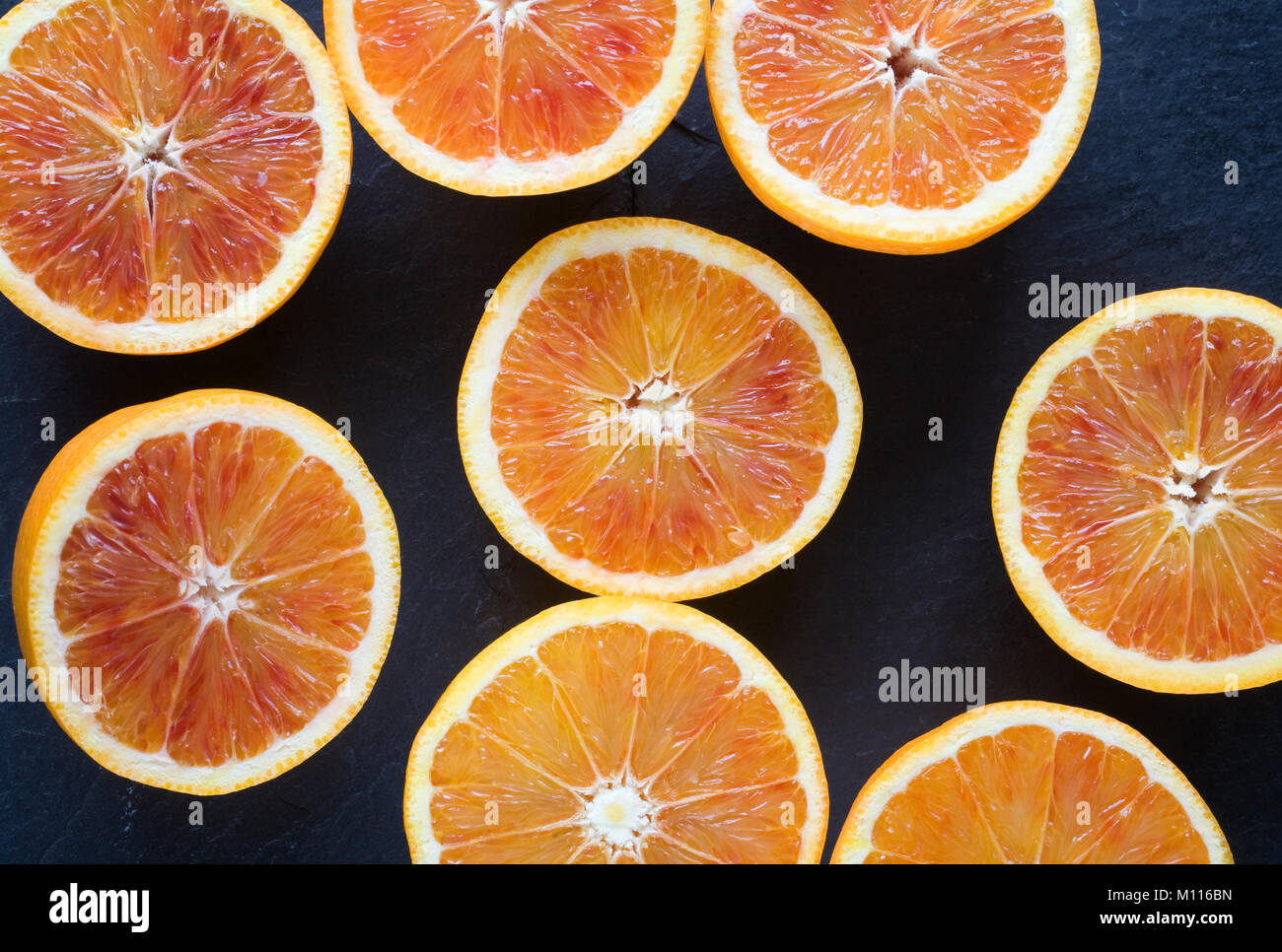 Citrus x sinenesis. Orange sanguine sur ardoise. Banque D'Images
