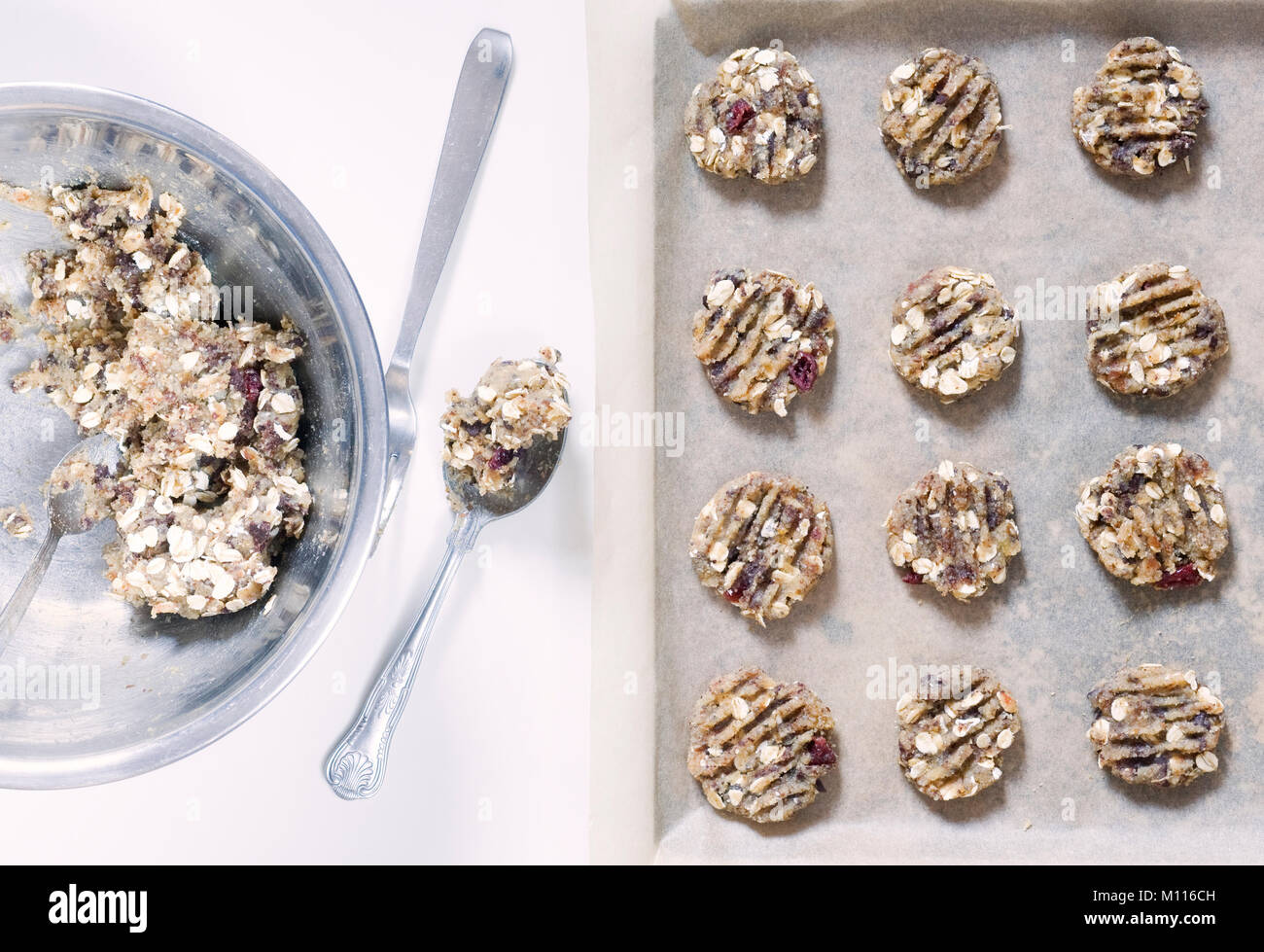 Date faits maison, l'amande et aux pépites de chocolat cookies moelleux. Banque D'Images