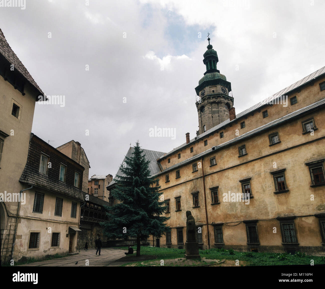 Cour du monastère des Bernardins à Lviv, Ukraine Banque D'Images