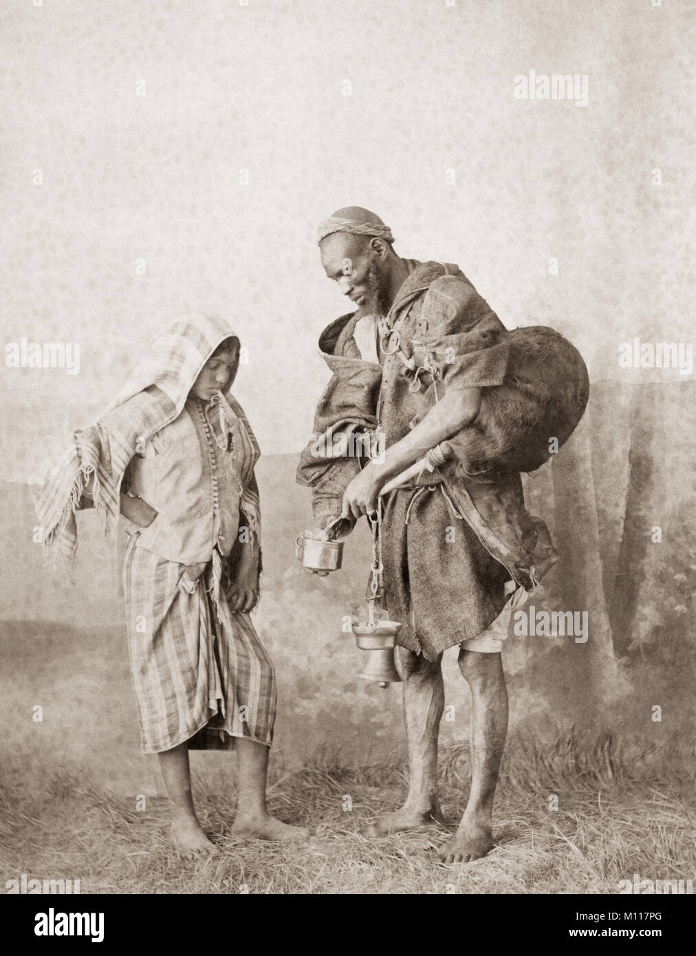 C.1880 s Afrique du Nord Maroc ( ?) du vendeur vendeur transporteur d'eau Banque D'Images
