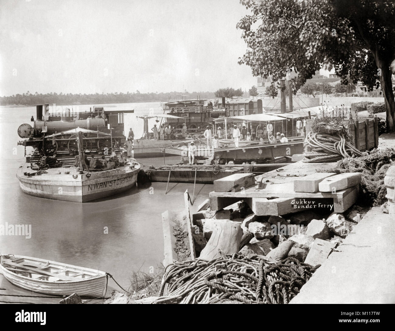 Ferry sur le fleuve Indus, Sukkur, l'Inde (Pakistan) .c1880, le ferry est porteur d'une locomotive à vapeur et de wagons de train, Banque D'Images