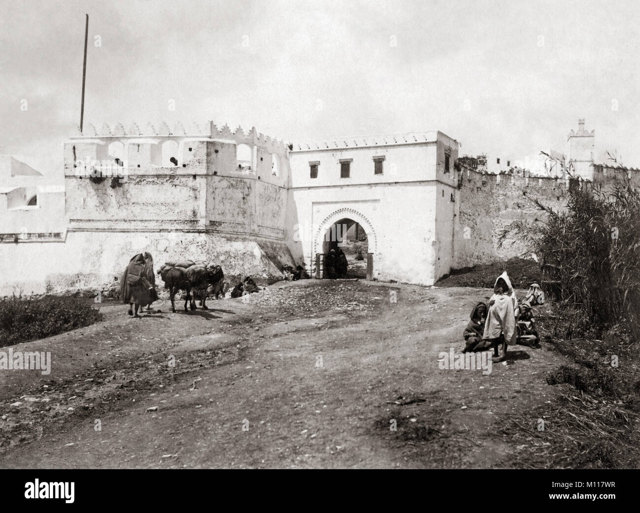 Porte de la ville, Tanger, Maroc, c.1890's Banque D'Images