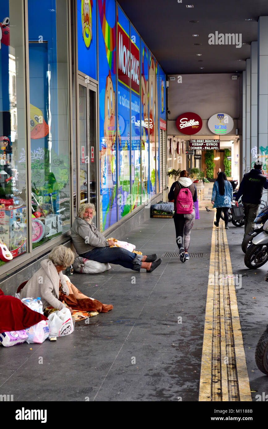 La rue commerciale de la rue Ermou avec le long de la chaussée et les consommateurs en passant, Athènes, Grèce Banque D'Images