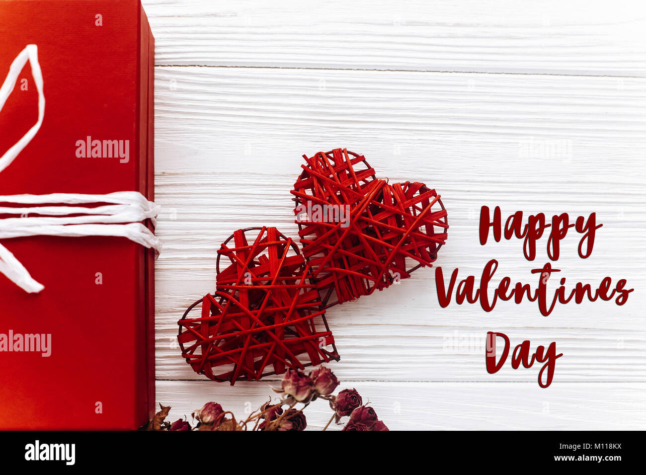Happy Lovers Day Images Happy Valentines Day Text Sign.happy Valentine Day Concept Carte Rouge  Élégant. Présent Et Coeur Blanc Sur Fond De Bois Rustique Accueil  Télévision Wifi Laïcs Photo Stock - Alamy