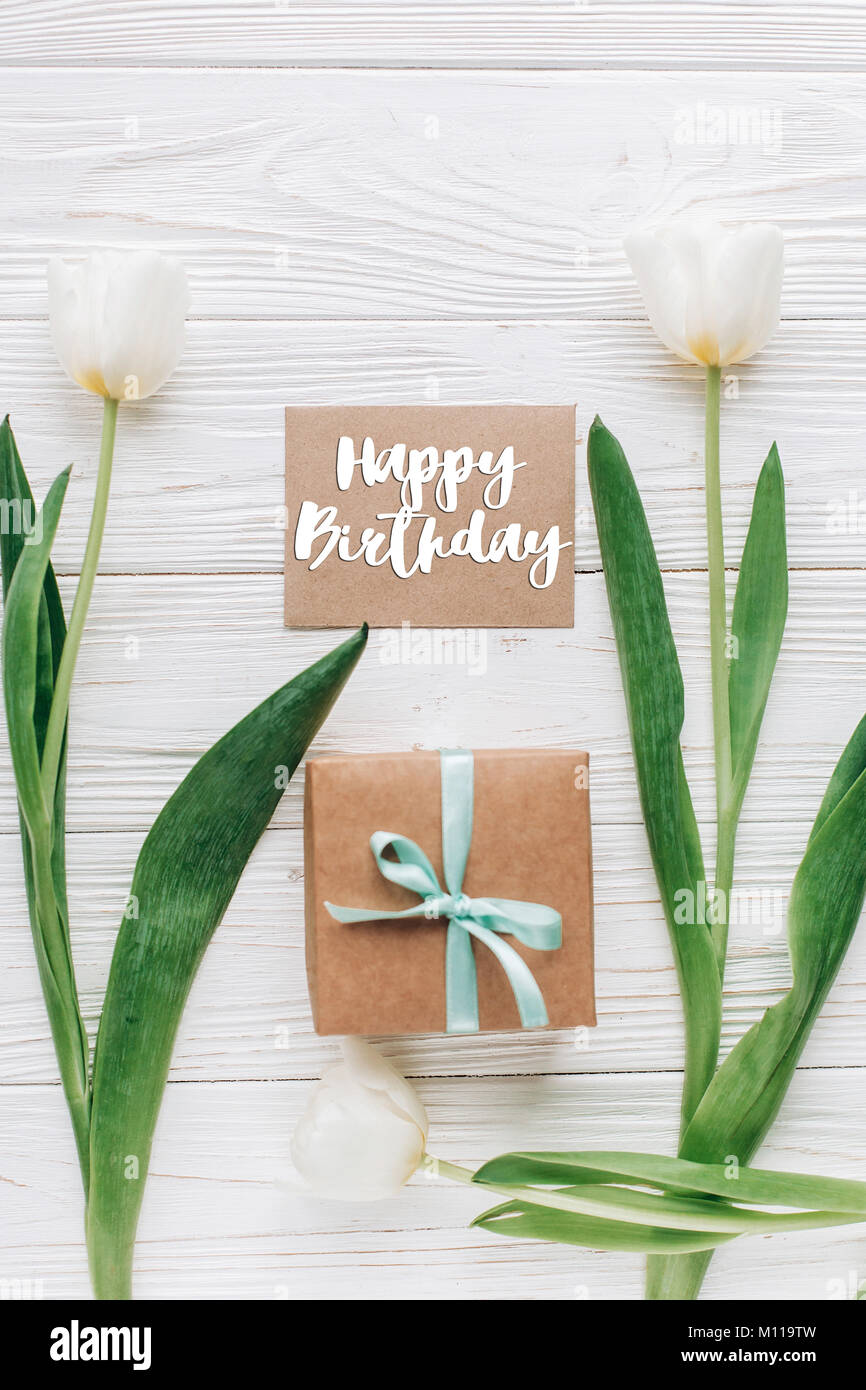 Joyeux Anniversaire Signe Texte Sur Modele De Carte De Vœux A Present Fort Elegant Et Tulipes Sur Fond Blanc Rustique En Bois Television Jeter De Fleurs Et E Photo Stock Alamy