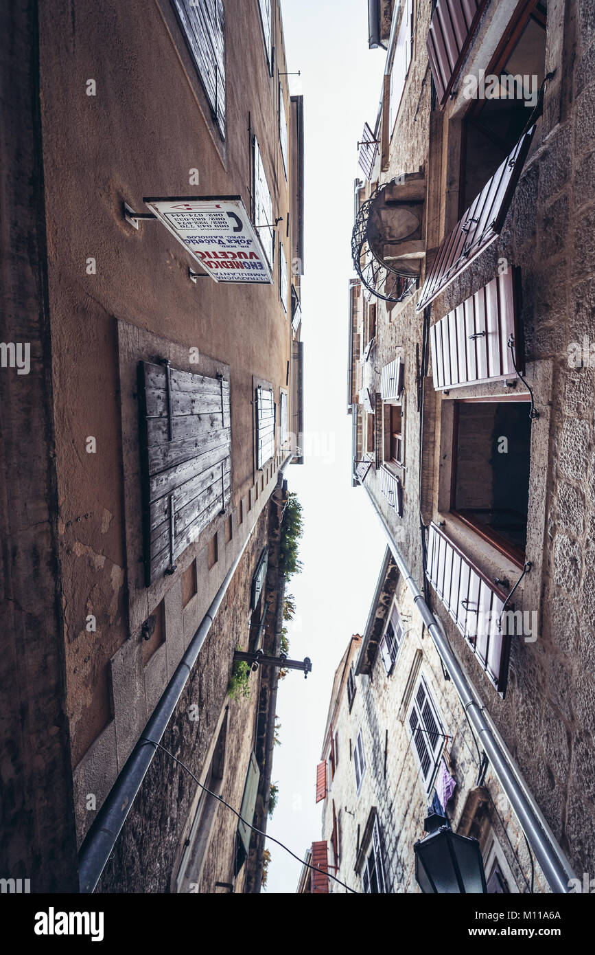 Rue étroite sur la vieille ville de Kotor, ville côtière située dans la baie de Kotor de Mer Adriatique, le Monténégro Banque D'Images