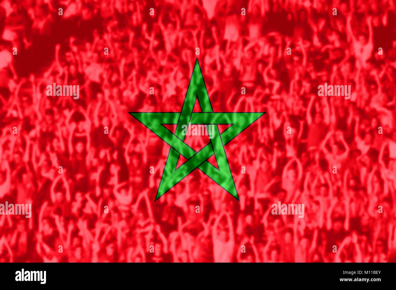 Foule de football, soccer fans avec bras levés avec drapeau Maroc mélange Banque D'Images