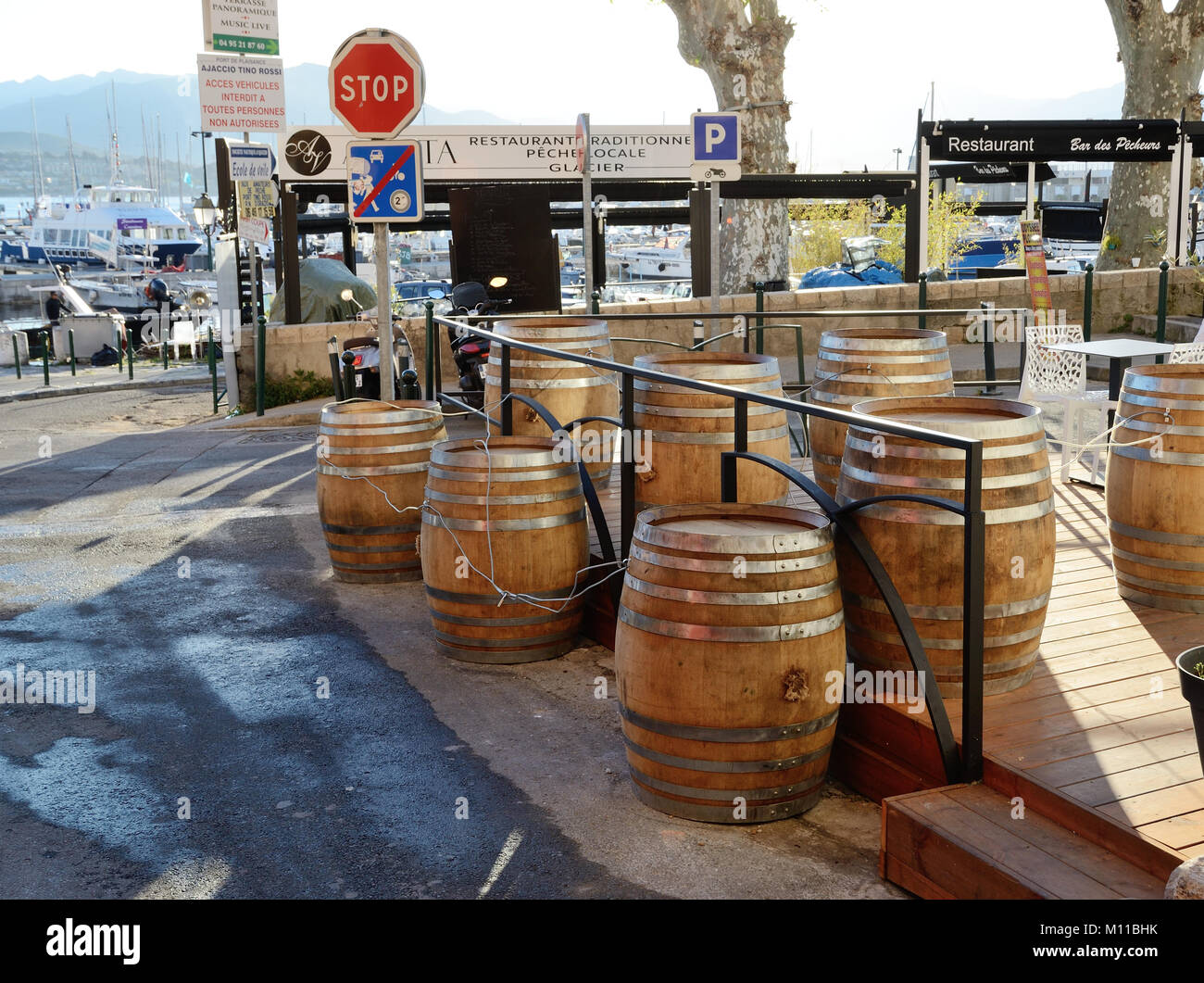Trottoir restaurant dans le port d'Ajaccio Corse Banque D'Images