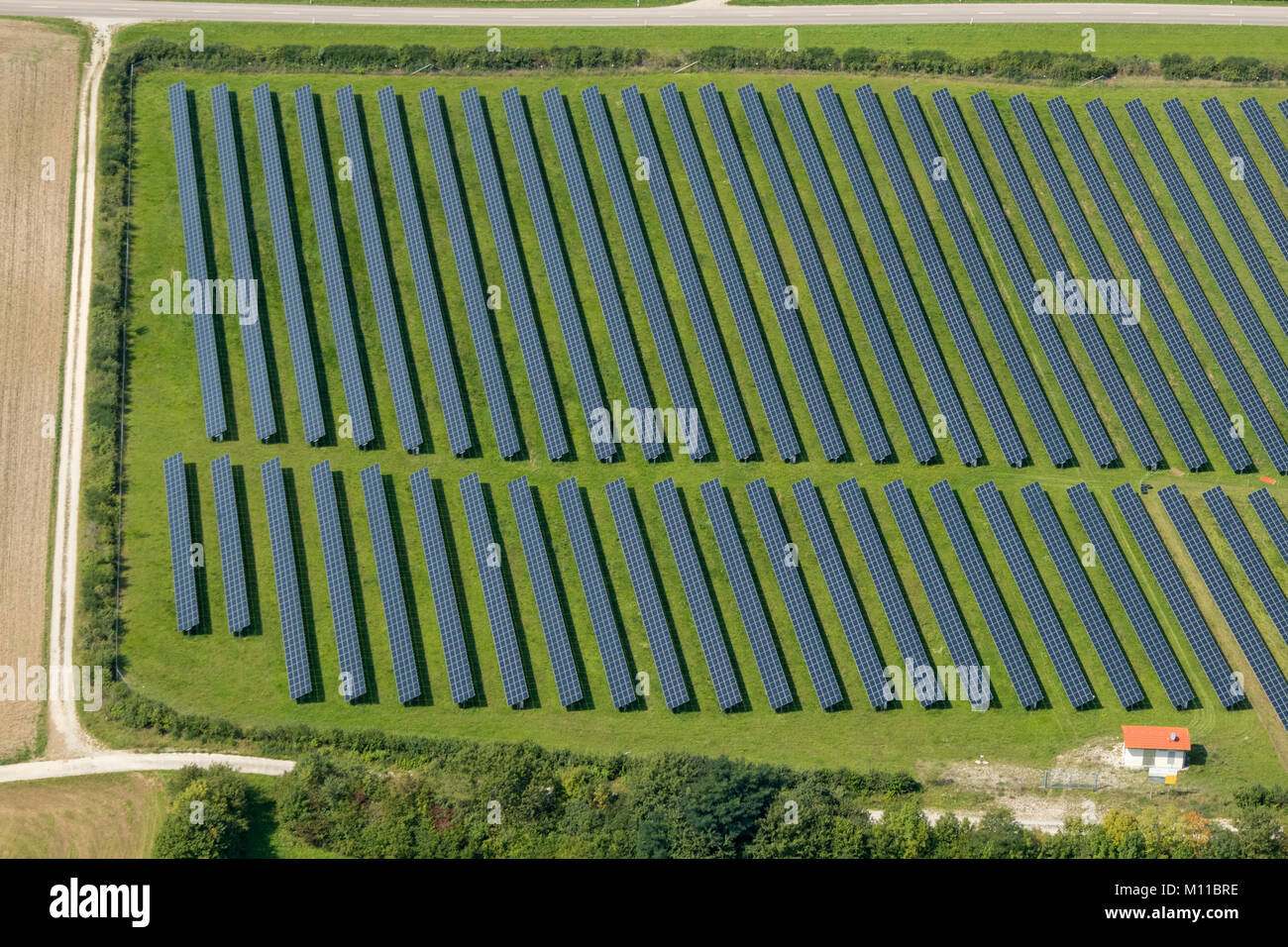 Vue aérienne de champ avec des panneaux solaires, Türkenfeld, Bavière, Allemagne Banque D'Images