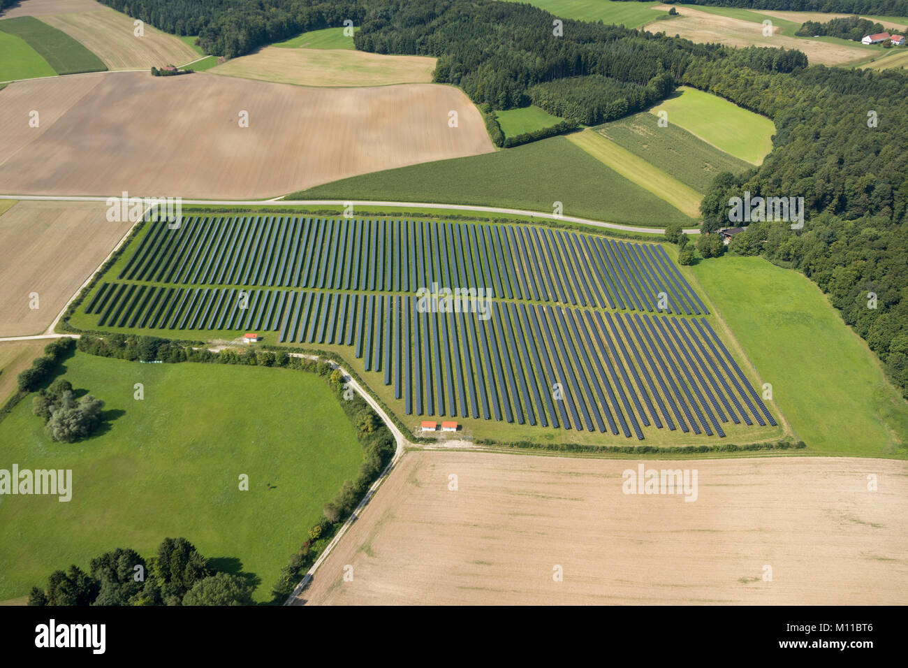 Vue aérienne de champ avec des panneaux solaires, Türkenfeld, Bavière, Allemagne Banque D'Images
