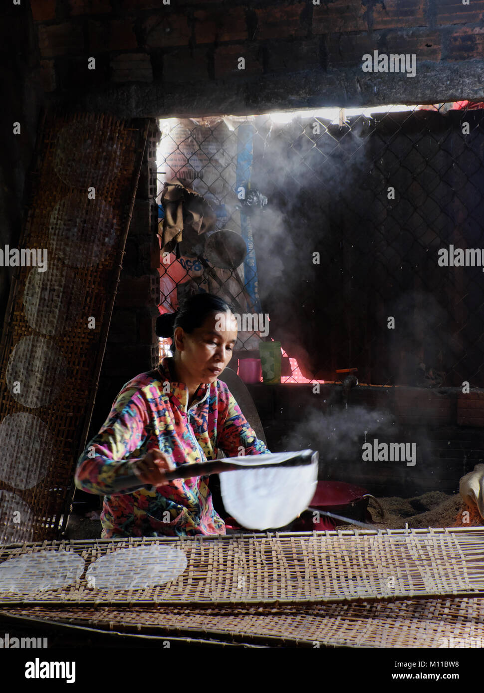 Binh Dinh Le Viet Nam Vietnamienne S Asseoir Et Travailler A La Maison Femme D Origine Asiatique Faire Du Papier De Riz Une Cuisine Traditionnelle A Partir De Farine De Riz Gateau De Ceinture
