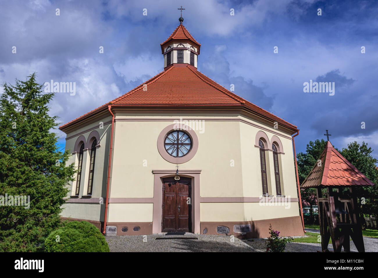 Église catholique romaine octogonale du Christ Roi dans Radzieje, village du comté de Wegorzewo en Warmian-Masurian Voïvodie de Pologne Banque D'Images
