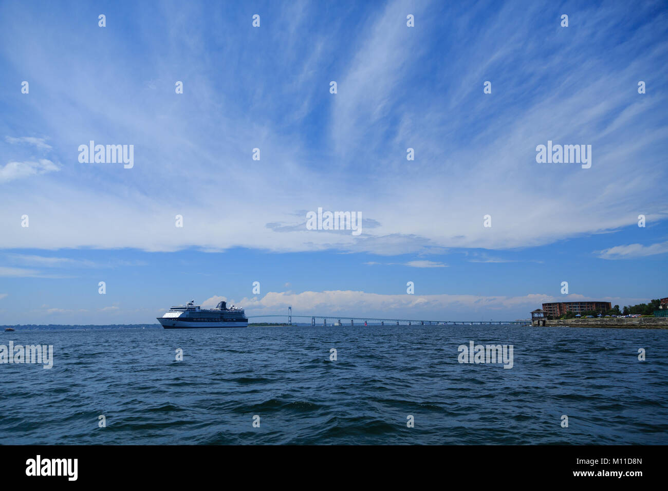 Croisière de luxe par pont sous ciel brillant Banque D'Images