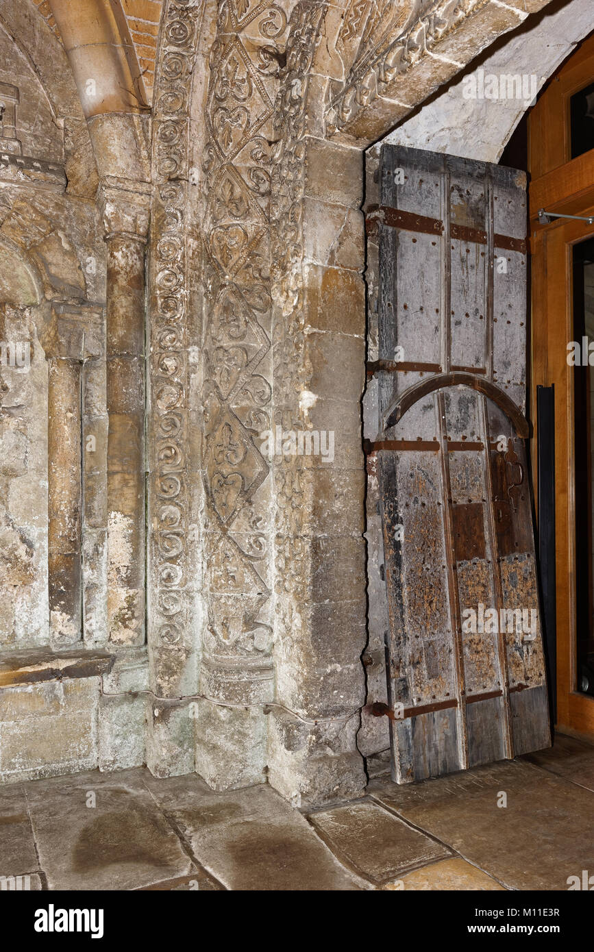 L'exquise Norman porche à l'entrée de l'abbaye de Malmesbury, largement considéré comme l'un des plus beaux exemples du genre en Europe de l'ouest. Banque D'Images