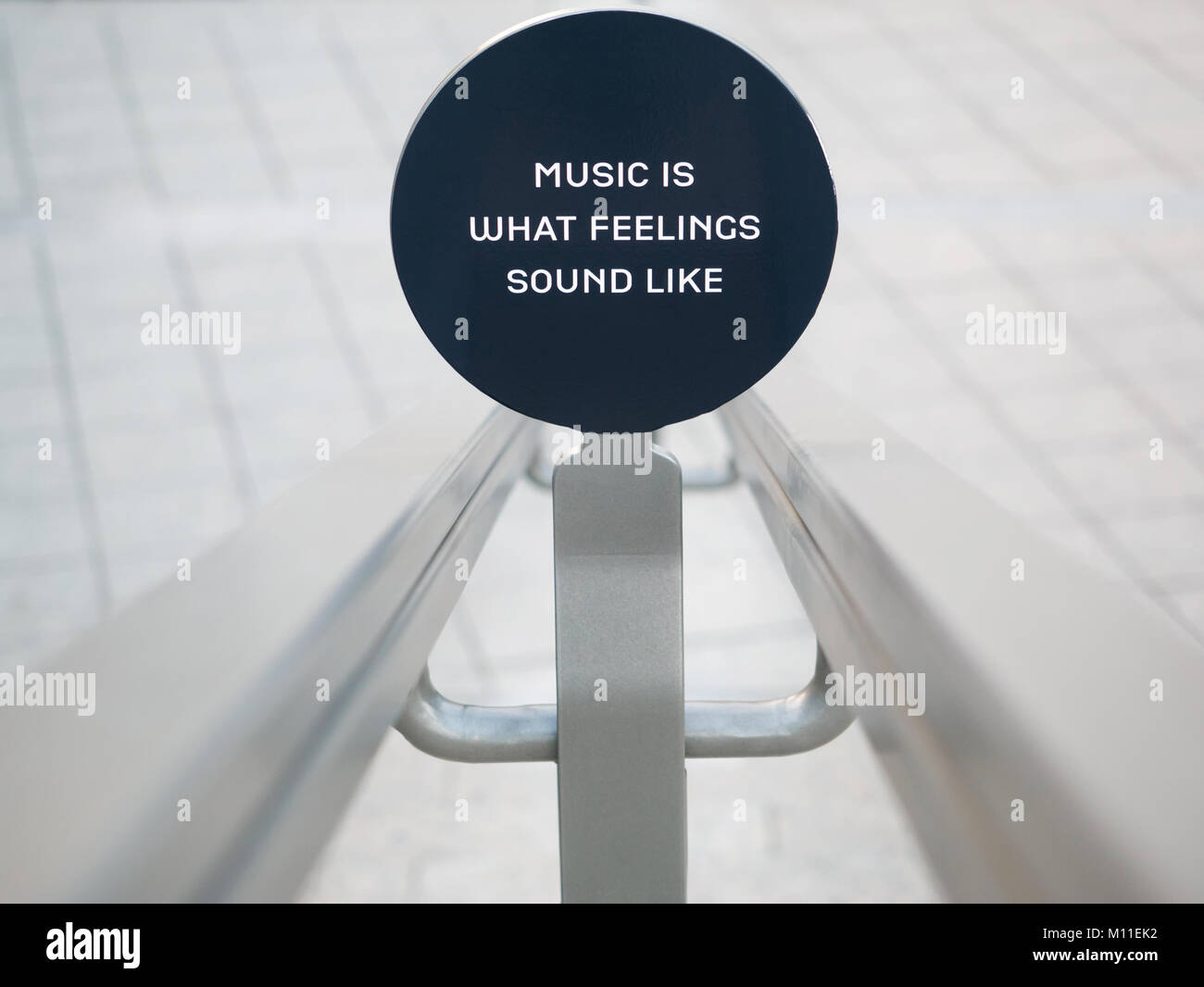 Close Up D Un Guidon Avec Un Signe Rond Avec Citation A Propos De La Musique Photo Stock Alamy