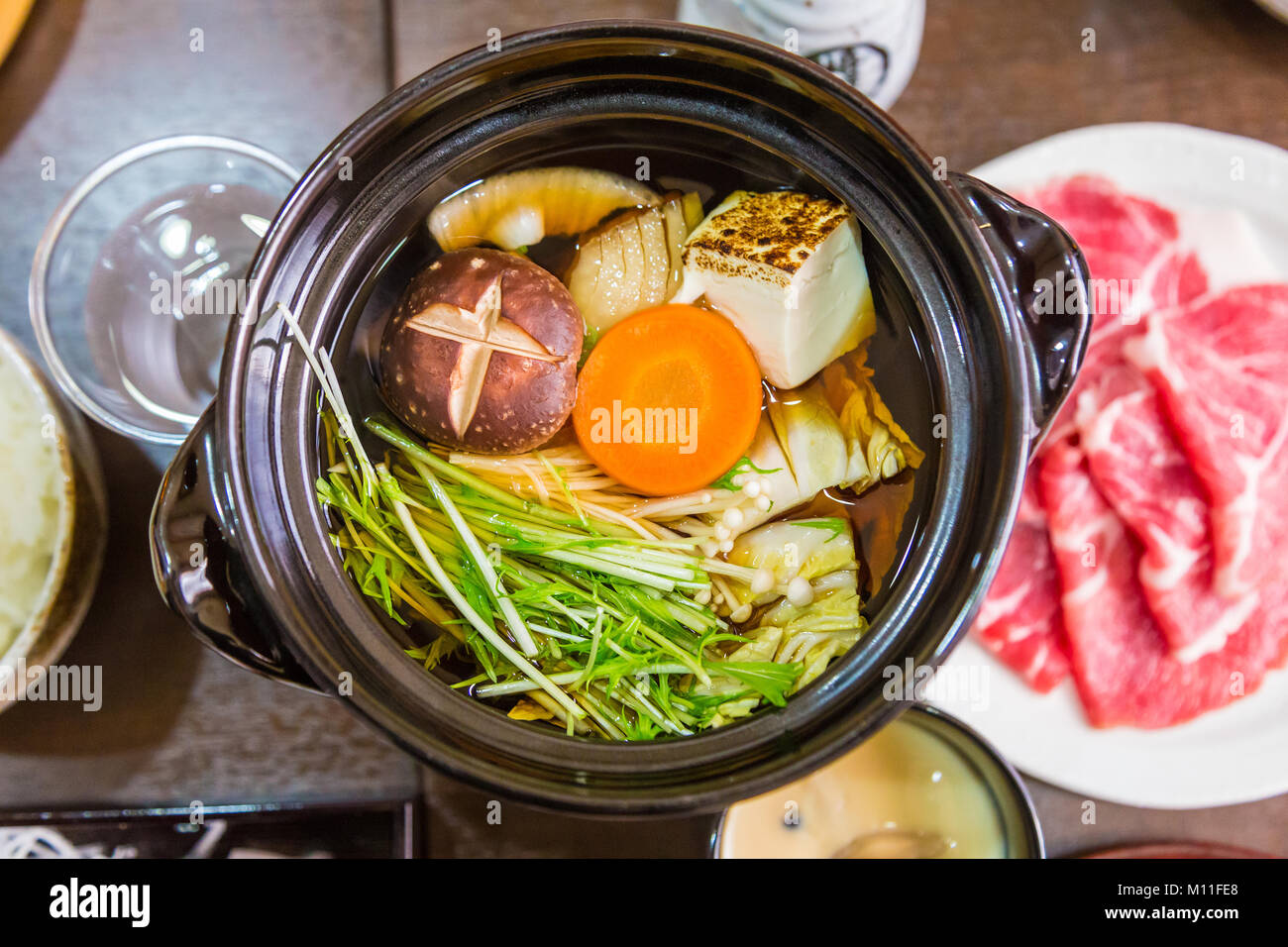 Bol de délicieux hot pot Sukiyaki japonais avec divers légumes, de la viande, et de la soupe. Bon repas pour l'hiver ou les jours froids Banque D'Images
