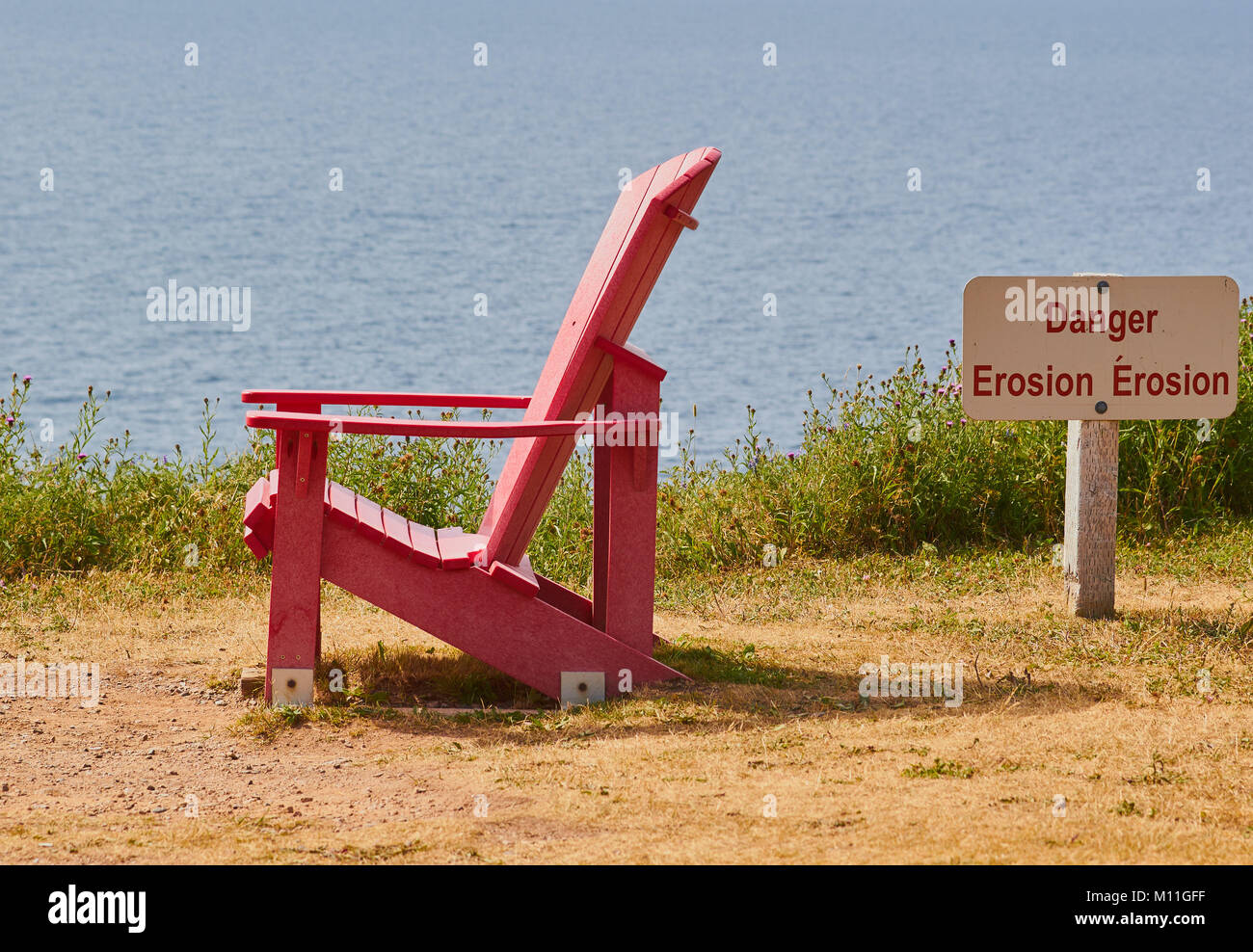 Erosoin Danger sign et du président sur la falaise au-dessus de l'océan Atlantique, le Canada Banque D'Images