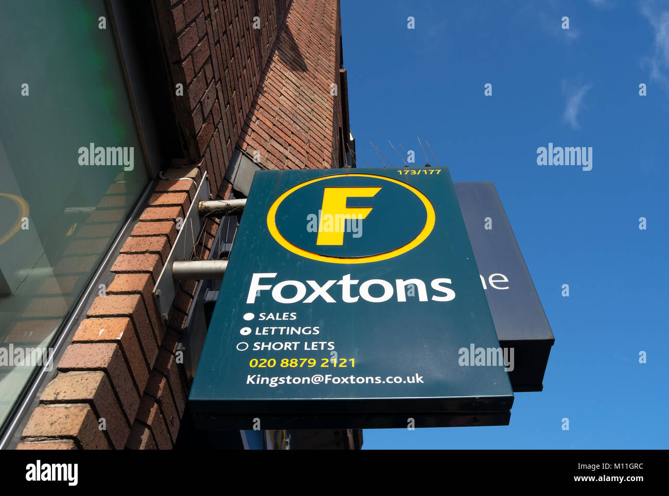 Hanging signe pour Foxtons Estate Agent à Kingston upon Thames, Surrey, Angleterre Banque D'Images