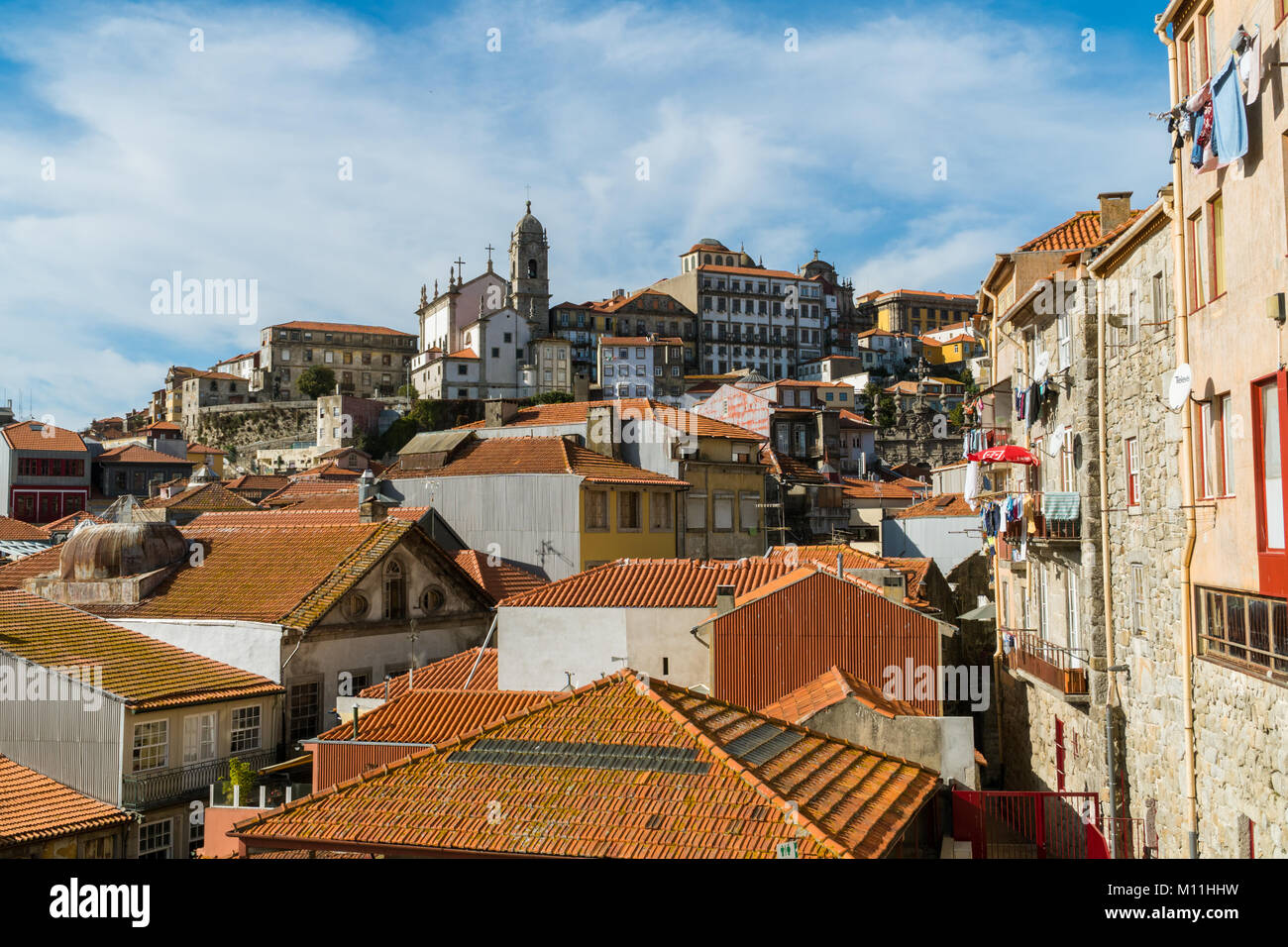 Vue sur un toit de tuiles d'argile rouge de Porto, Portugal Banque D'Images