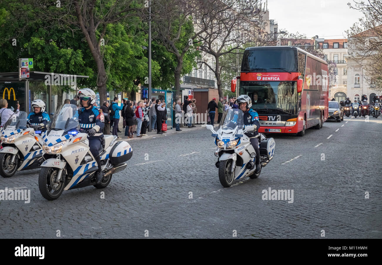 Sport Lisboa e Benfica de l'équipe de football avec escorte motocycliste de la police dans le centre-ville de Lisbonne pour célébrer la réussite de leur saison 2016/17. Banque D'Images