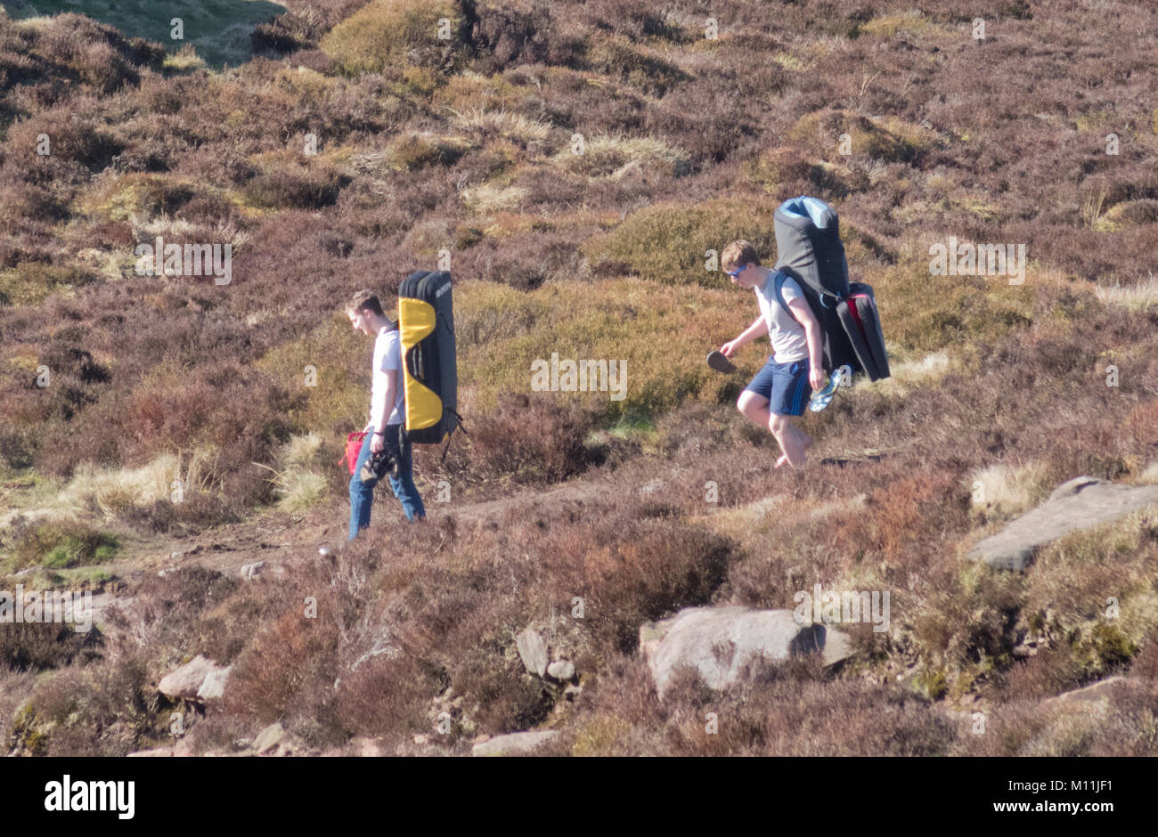 Deux jeunes hommes de race blanche à marcher avec des sacs à dos, les blattes, parc national de Peak District, Staffordshire, England, UK en Avril Banque D'Images