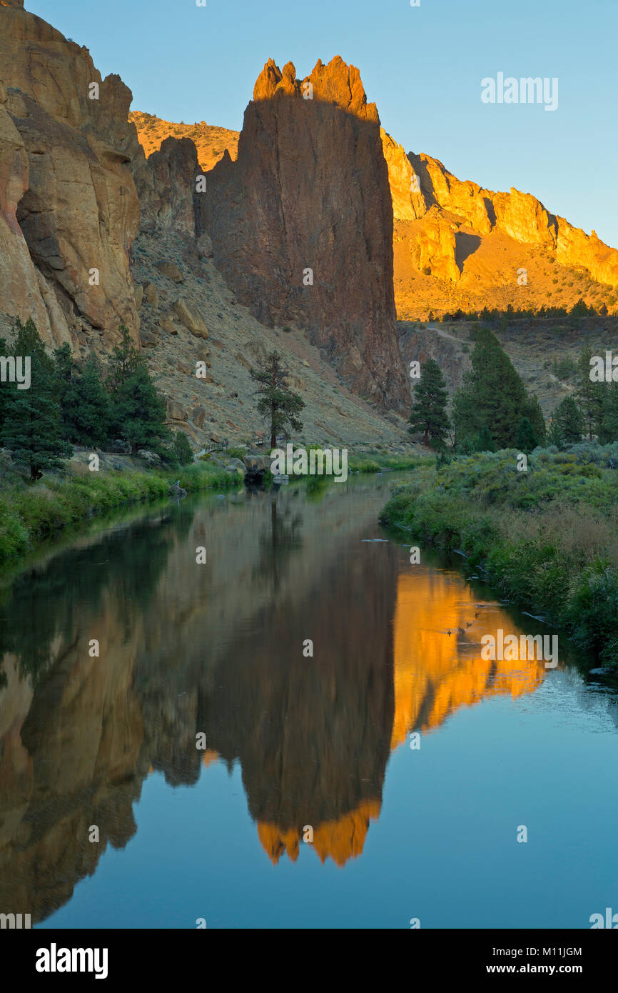 Réflexions le long de la rivière Crooked à Smith Rock State Park dans l'Oregon. Banque D'Images