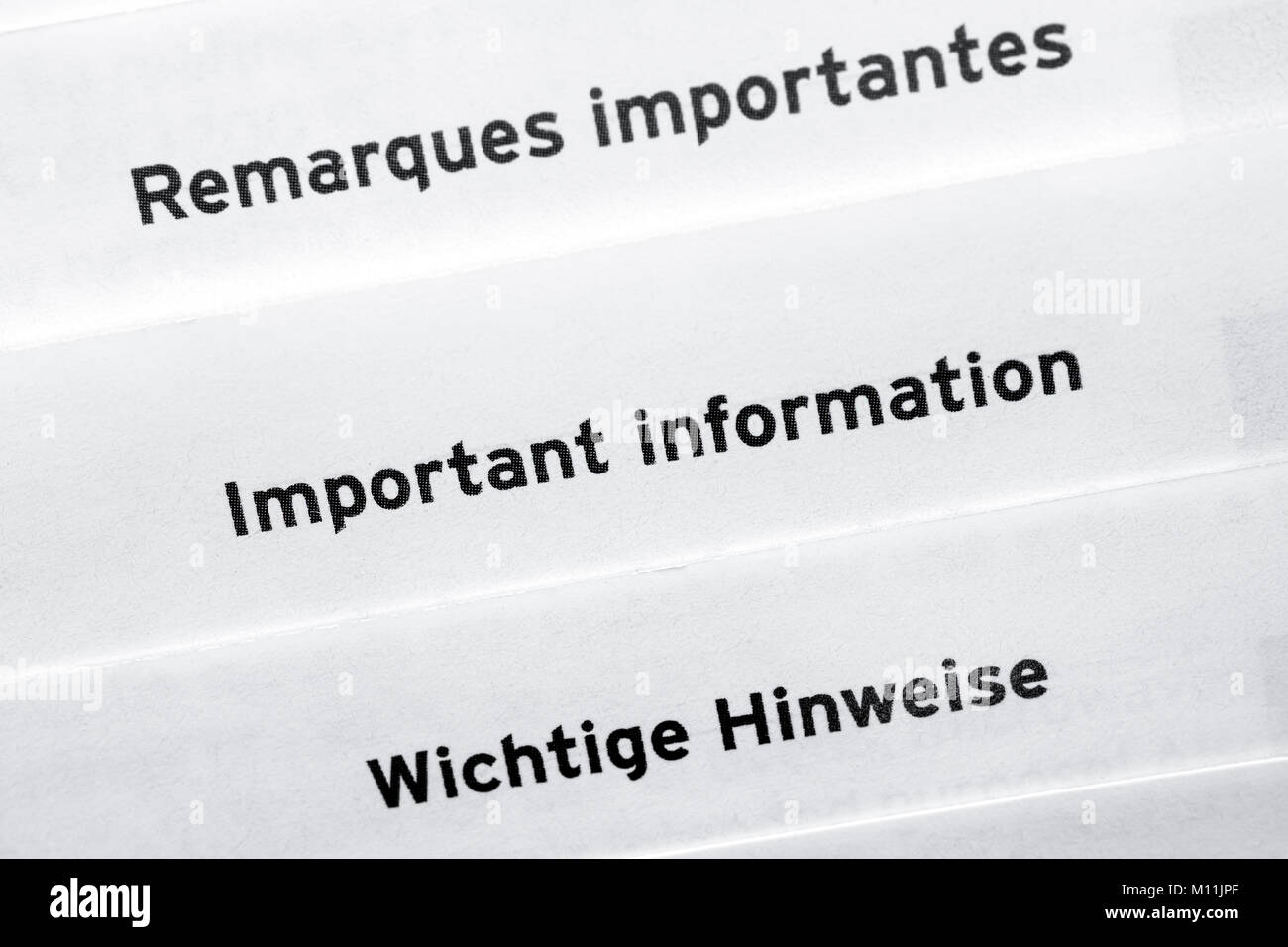 Trois pages de mots Important informations en différentes langues. Close-up. Banque D'Images