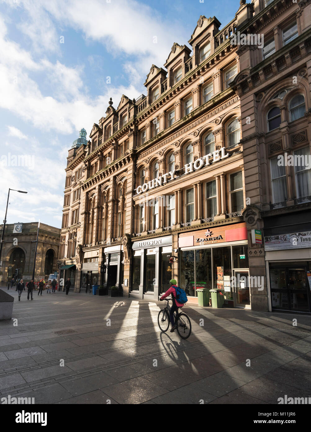 En passant le cycliste County Hotel à Newcastle Upon Tyne, England, UK Banque D'Images