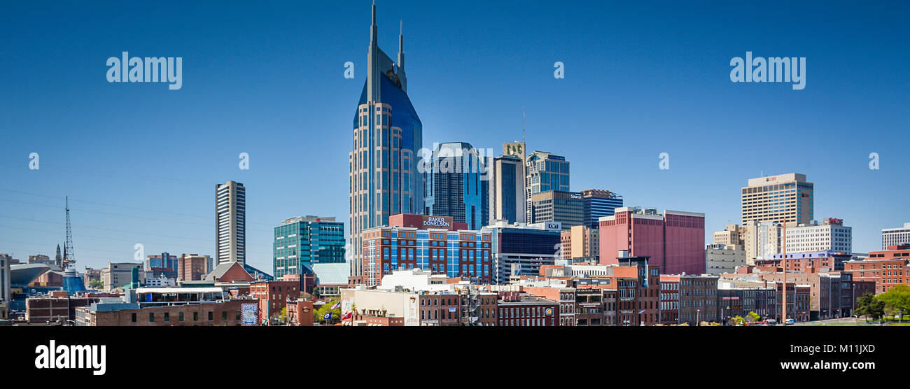 Nashville TN, vue sur l'horizon dominé par l'emblématique bâtiment 'Batman' de la zone piétonne de la rue Bridge balustrades richement ornée de Shelby Banque D'Images