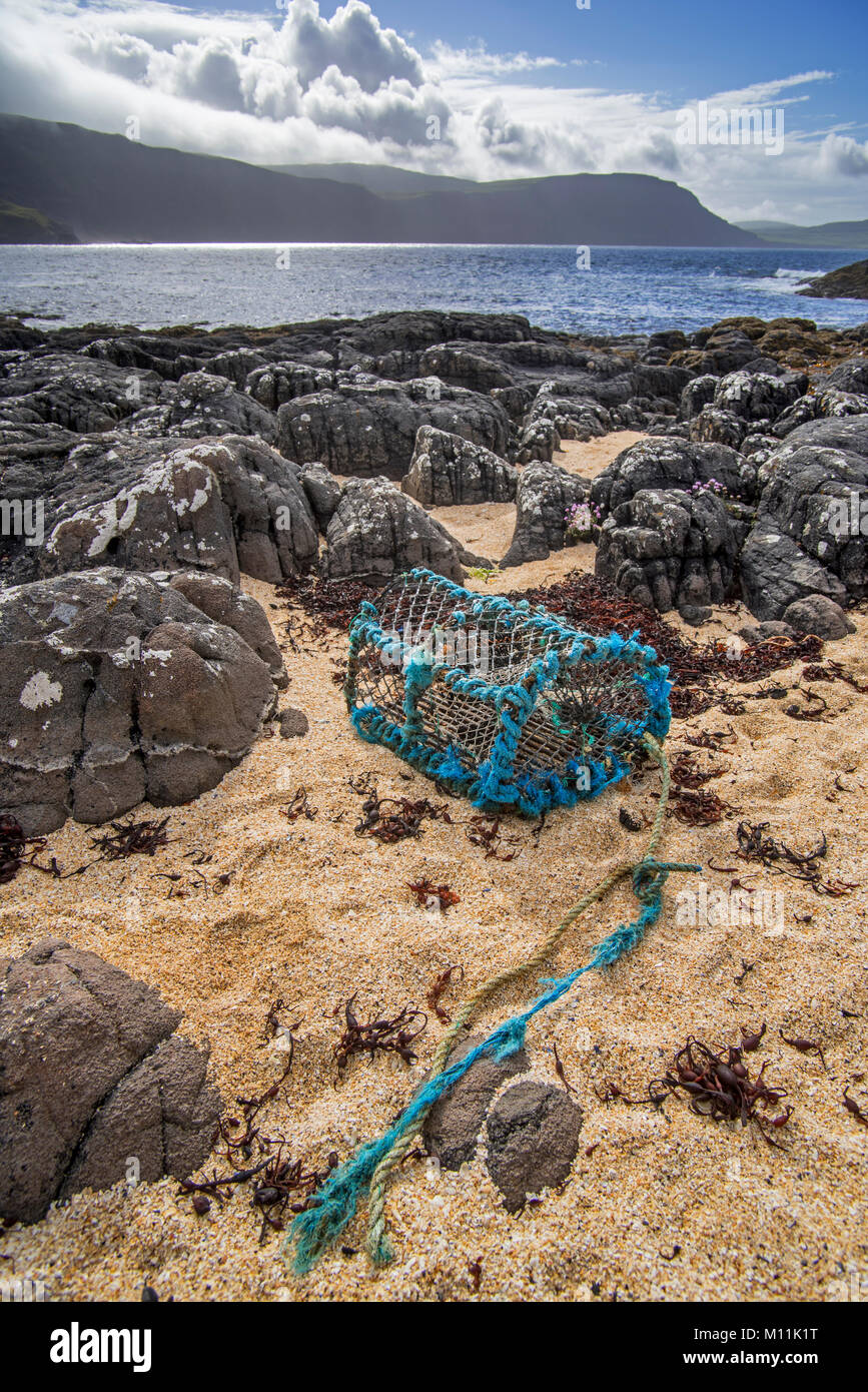 Casier à homard Homard / creel, faits de plastique non dégradables et nylon, échoués sur les rochers en Ecosse, Royaume-Uni Banque D'Images