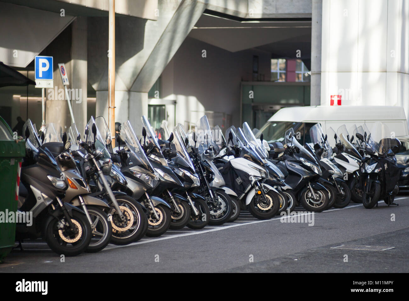 Genova, Italie - le 18 janvier 2018 : stand scooters modernes dans une rangée sur le stationnement urbain, photo avec selective focus Banque D'Images