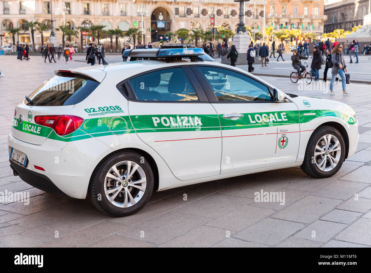 Milan, Italie - 19 janvier 2018 : Alfa Romeo Giulietta, voiture de police italienne la Piazza del Duomo de patrouilles, place centrale de la ville de Milan, vue arrière Banque D'Images