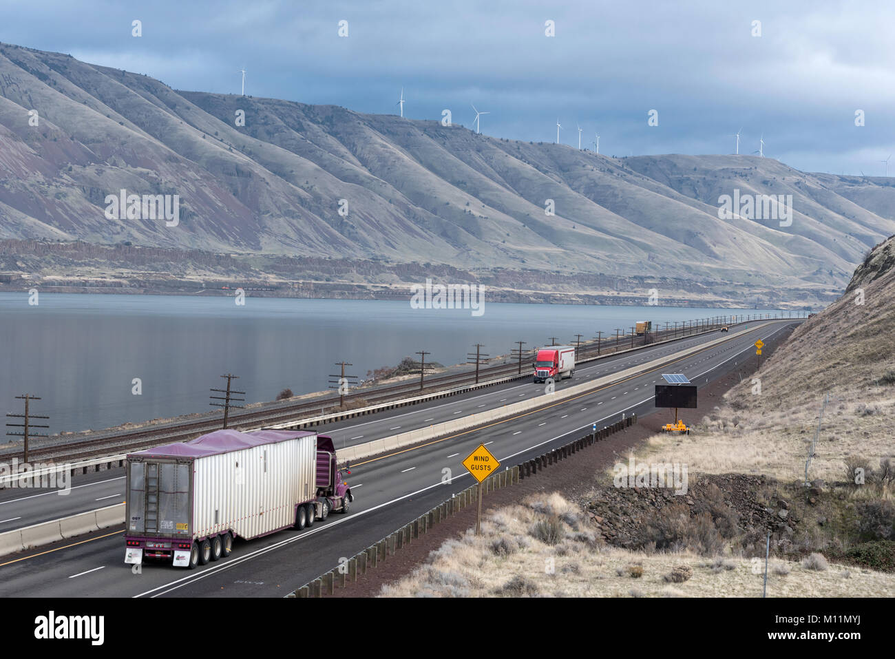 L'Interstate 84, des voies de chemin de fer et les éoliennes dans la gorge du Columbia, à la frontière de l'Oregon et de Washington. Banque D'Images