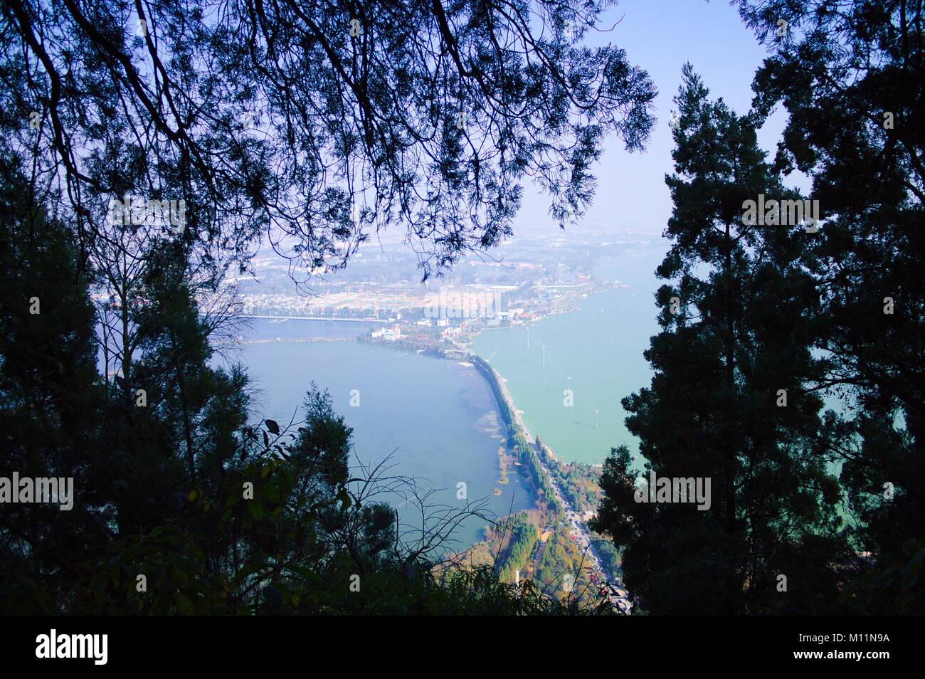 Vue sur Kunming et le lac Dianchi à partir de l'ouest des montagnes (Kunming, Yunnan, Chine) Banque D'Images