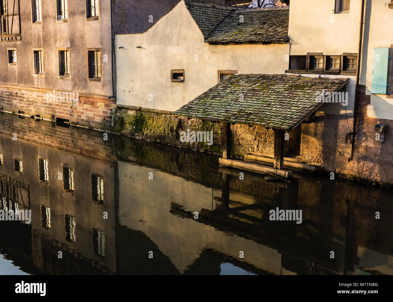 Ancienne cité médiévale structure jetée en bois sur l'Ill à Strasbourg, France. Banque D'Images