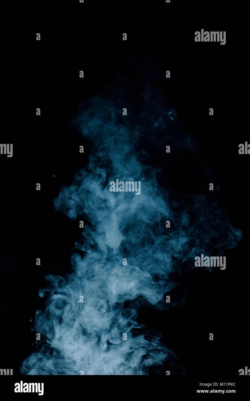 La texture de la vapeur à partir d'une boisson chaude sur un fond noir. Fumée bleue avec copie espace. Banque D'Images