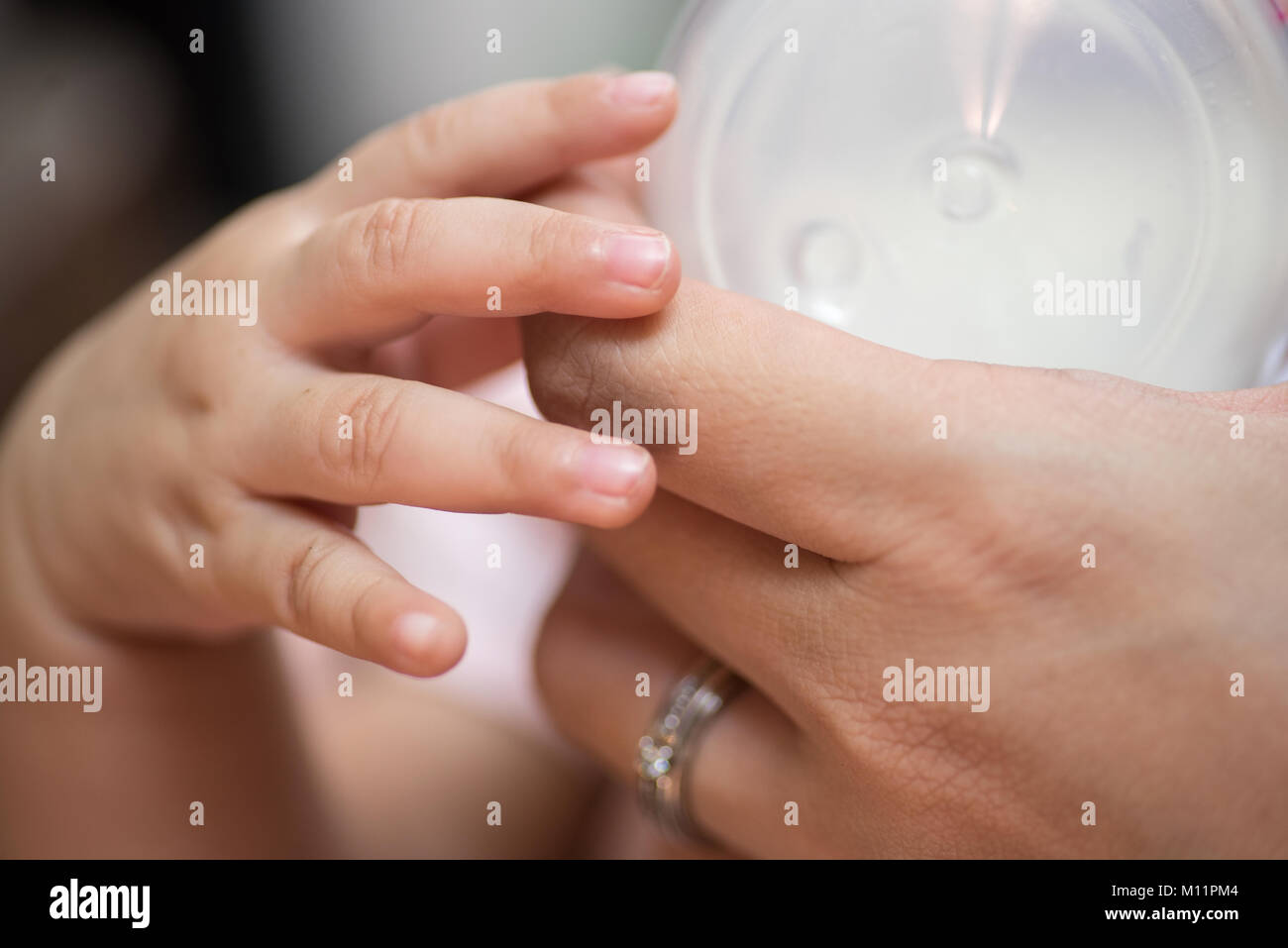 Holding baby hand Banque D'Images
