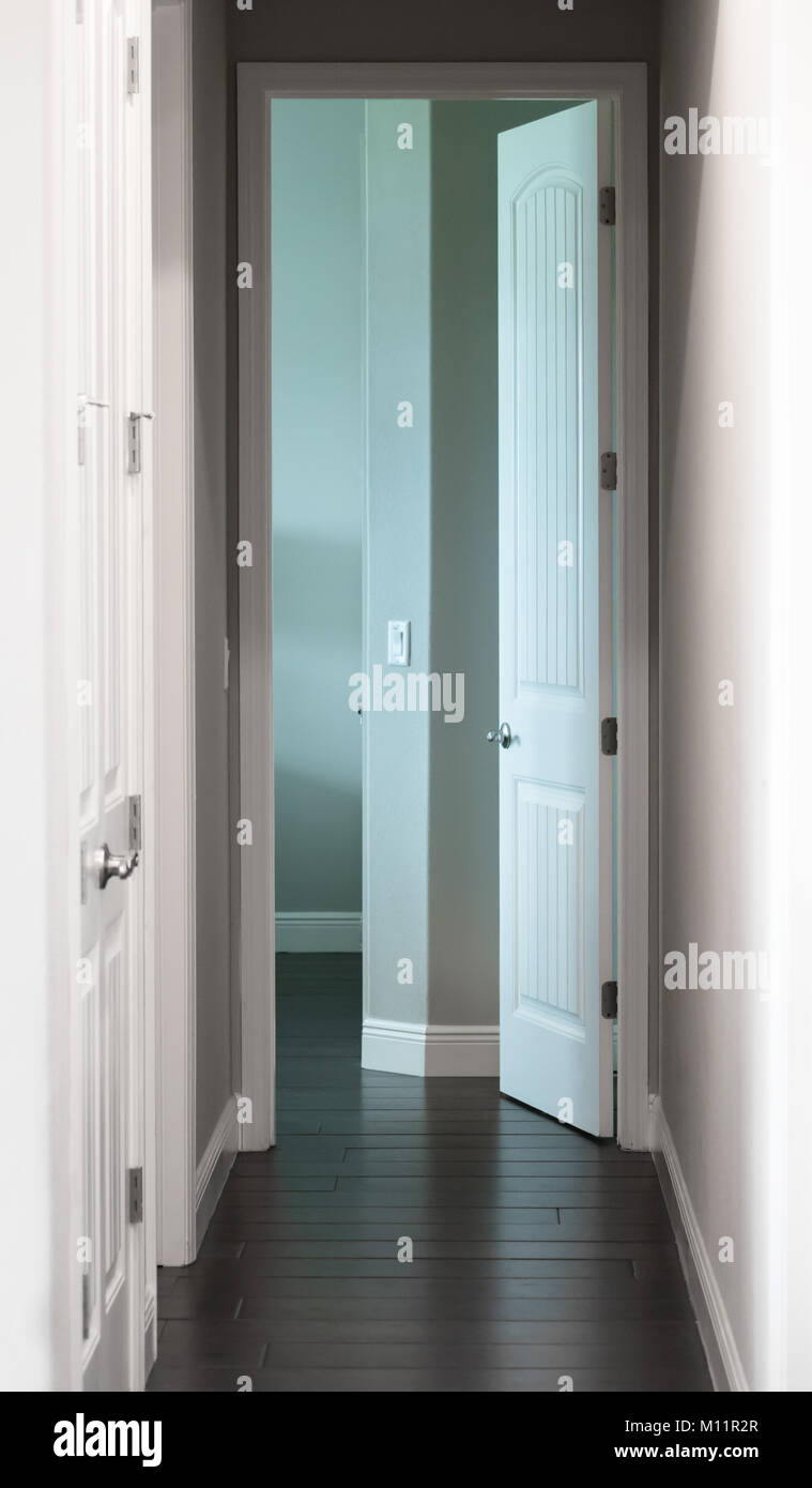 Couloir moderne porte ouverte à un prix Banque D'Images