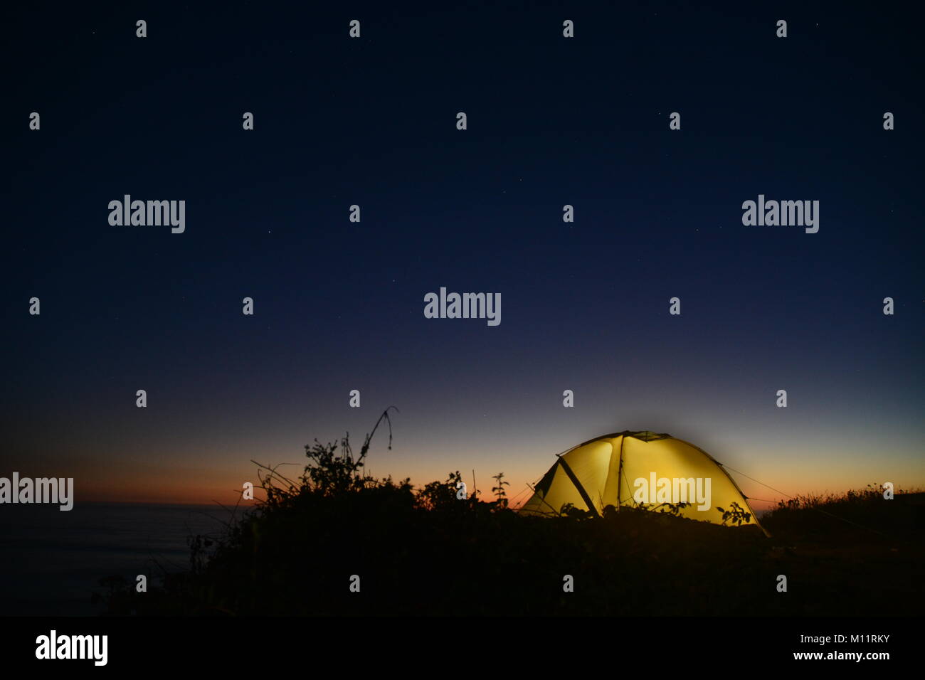 La lumière dans une tente dans la nuit Banque D'Images