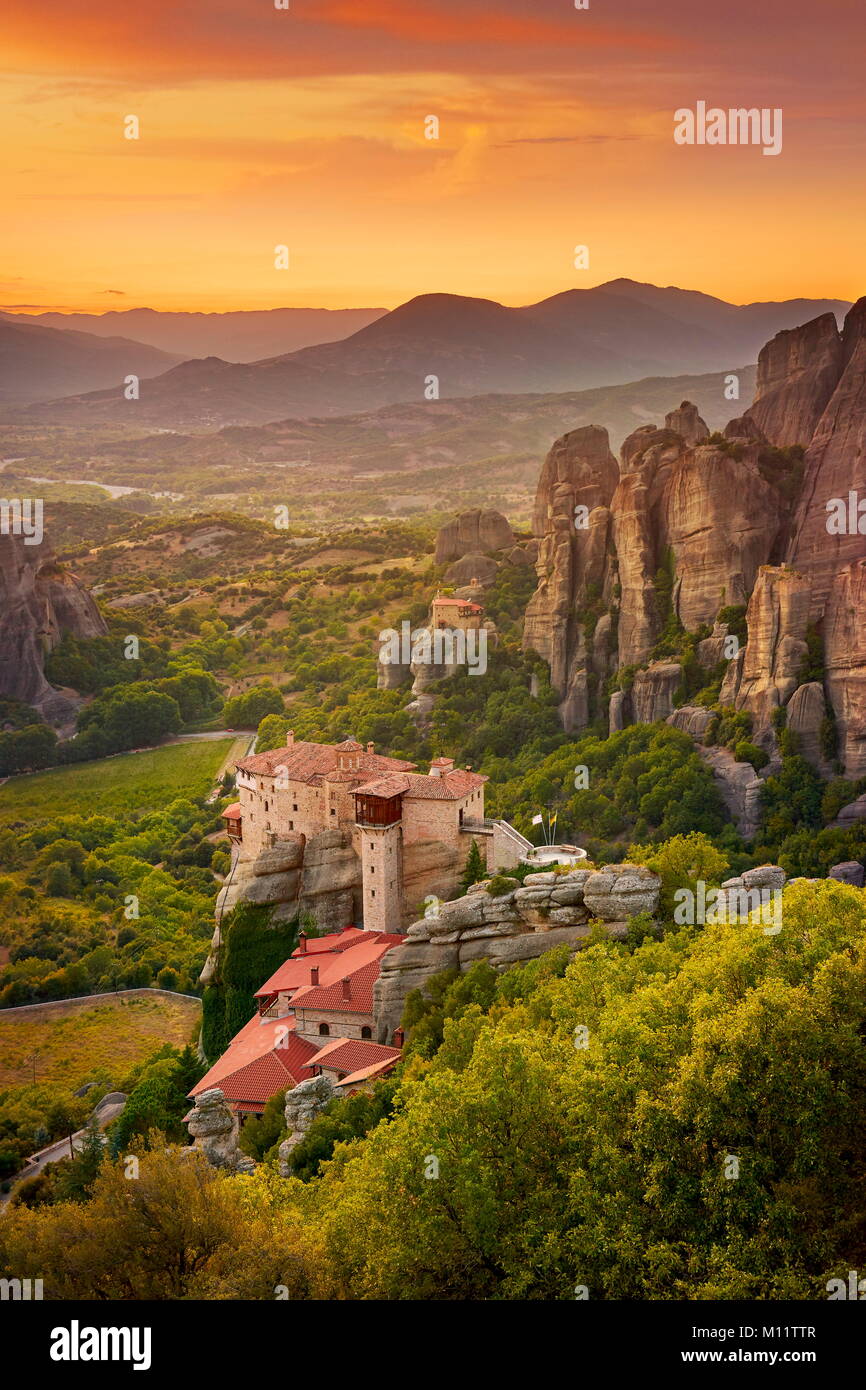Monastère de Meteora au coucher du soleil, Grèce Banque D'Images
