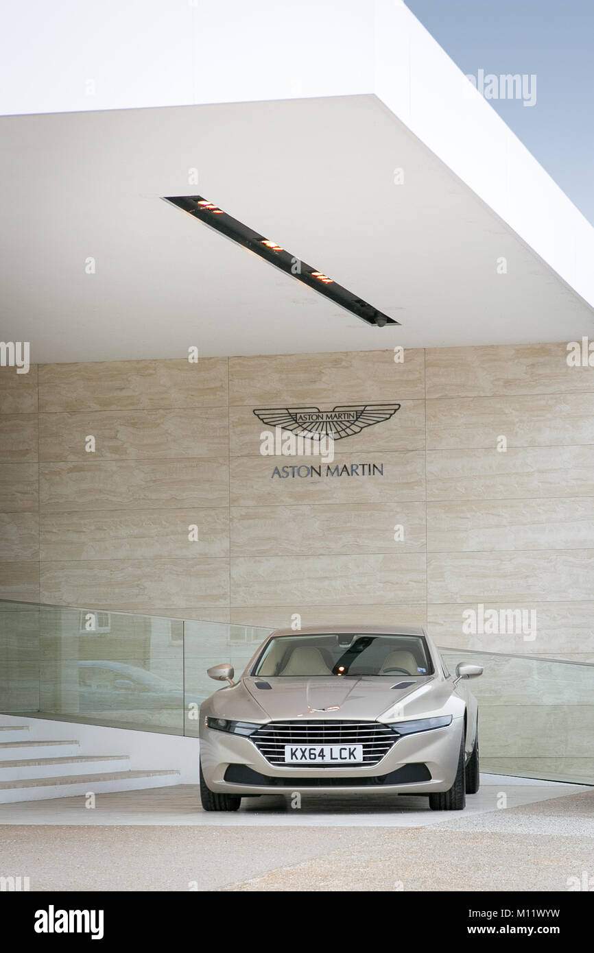 Aston Martin Showroom, Newport Pagnell, dans le Buckinghamshire, Royaume-Uni Banque D'Images