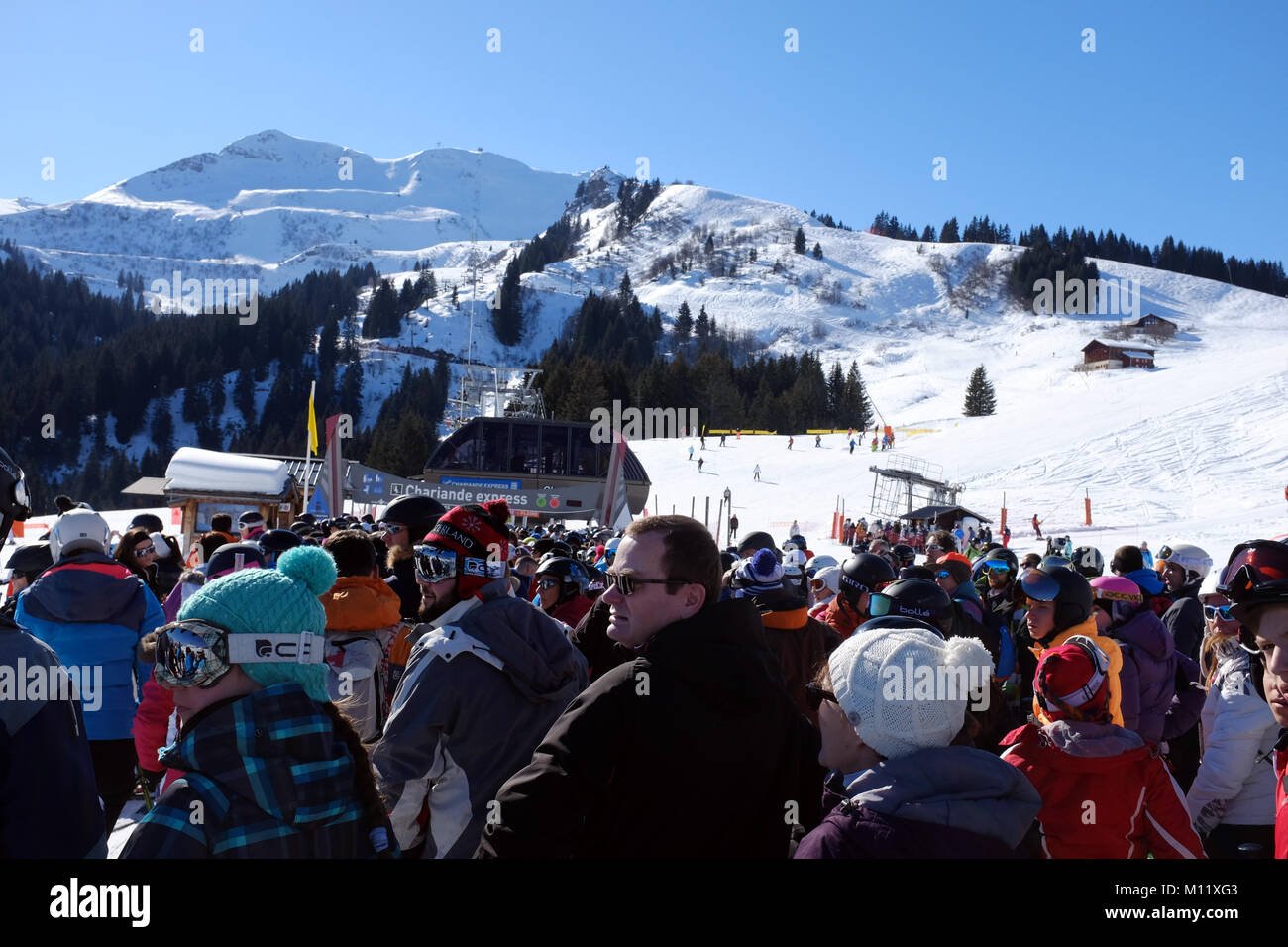 La file d'attente pour le télésiège ski Samoens France demi terme Banque D'Images