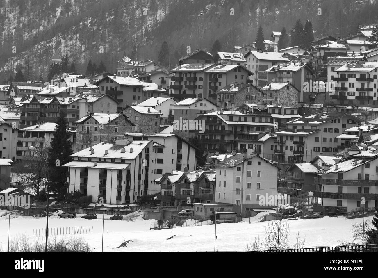 Une vue sur les maisons de Chiesa in Valmalenco ski resort, Italie avec de la neige sur des toits d'une distance Banque D'Images