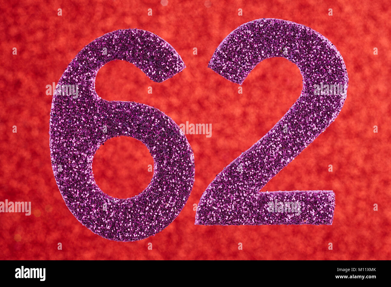 Nombre soixante-deux couleurs violet sur fond rouge. Anniversaire. L'horizontale Banque D'Images