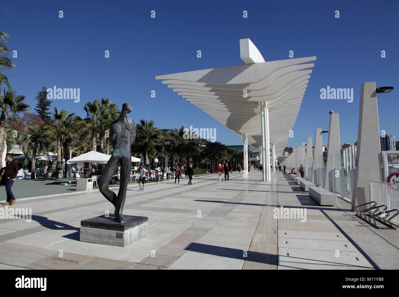 Le terminal de croisière El Palmeral de las Sorpresas.Marina passage en Espagne Málaga.La statue de bronze la Walker est en face du passage. Banque D'Images