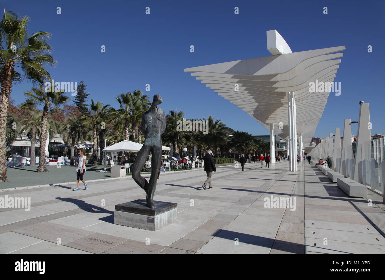 Le terminal de croisière El Palmeral de las Sorpresas.Marina passage en Espagne Málaga.La statue de bronze la Walker est en face du passage. Banque D'Images