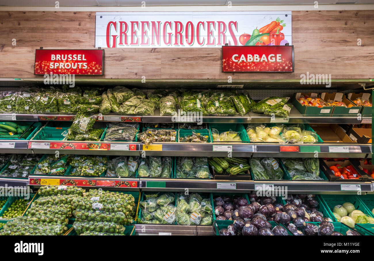Supermarché Morrisons. Marchands de la zone d'affichage, avec une variété de légumes etc sur des supports. Stamford, Lincolnshire, Angleterre, Royaume-Uni. Banque D'Images