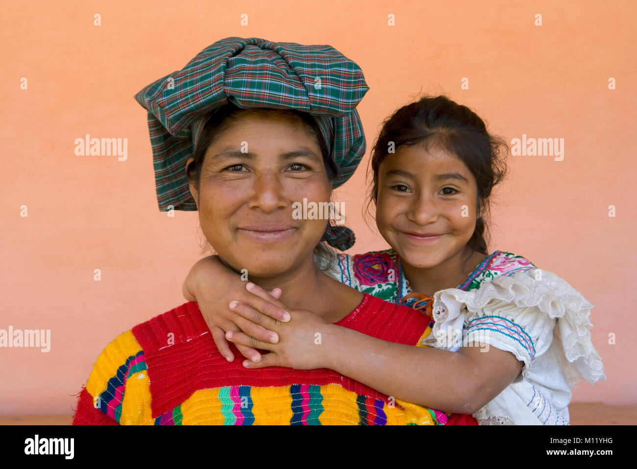 Le Mexique. Chiapas. Amatenango del Valle. Faire place au fille mère, souriant. Le groupe ethnique des Indiens Tzeltales. Banque D'Images